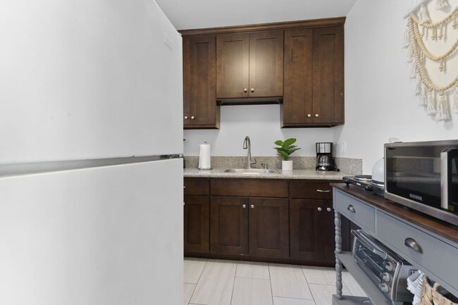 Building Photo - OCEAN BEACH APARTMENT! 1 BED/1 BATH w/ GARAGE! Only $2,495/mo!