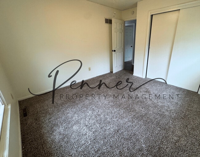 Building Photo - 1100 NW Oakridge Dr