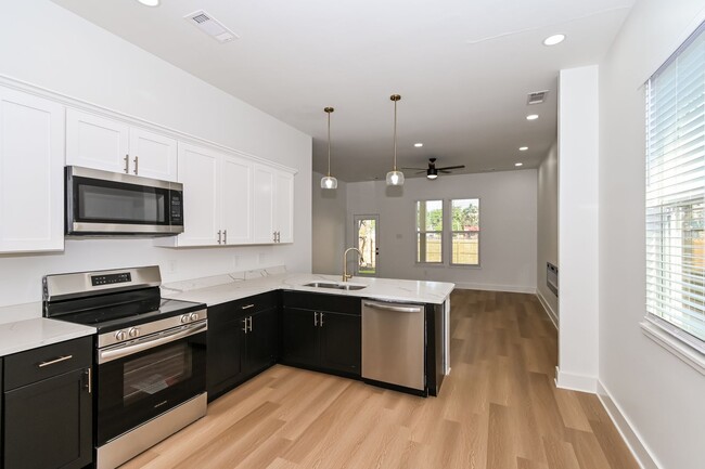 Building Photo - Charming Midtown Home Near Overton Park!