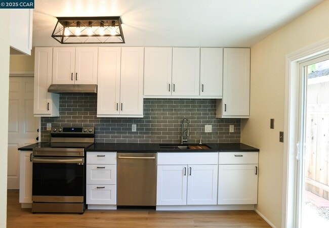 Building Photo - 555 Willow Ct