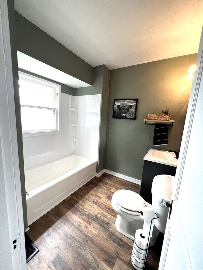 Building Photo - Charming 3 Bed, 1 Bath Home on a Quiet Street in Crafton Heights - Available 7/1!