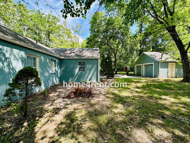 Building Photo - Adorable Ranch in Roeland Park w/ Wood Flo...