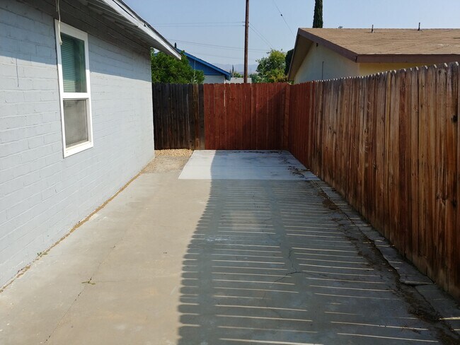 Building Photo - 10642 Coloma St