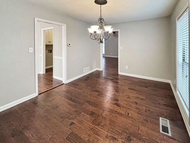 Building Photo - Beautiful 4 BR 3.5 BA Home in Marietta!