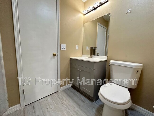 Building Photo - 467 Lombard St