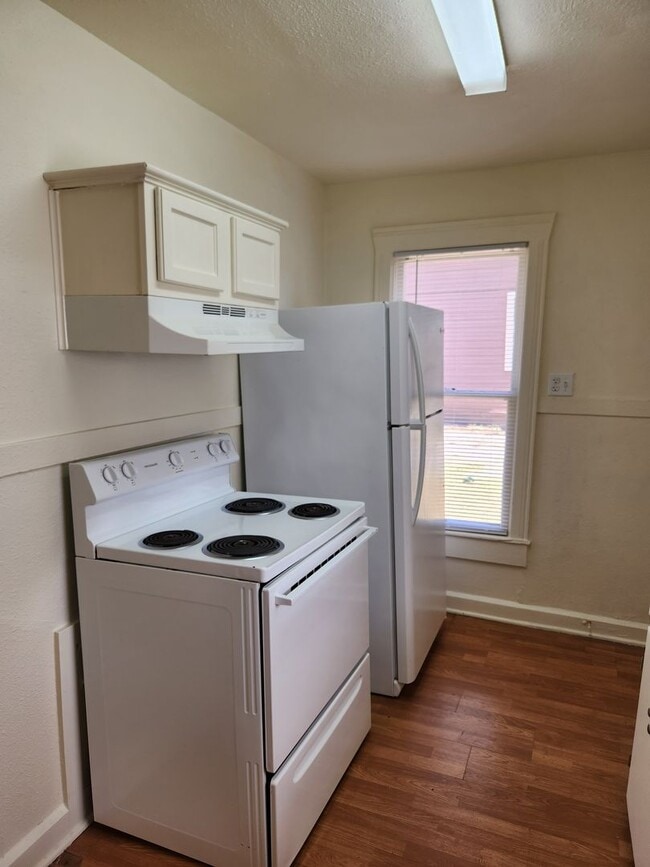 Building Photo - 1 Br Duplex - Available Now