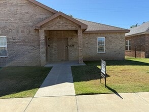 Building Photo - 2 bedroom 2 bath in Prime location!