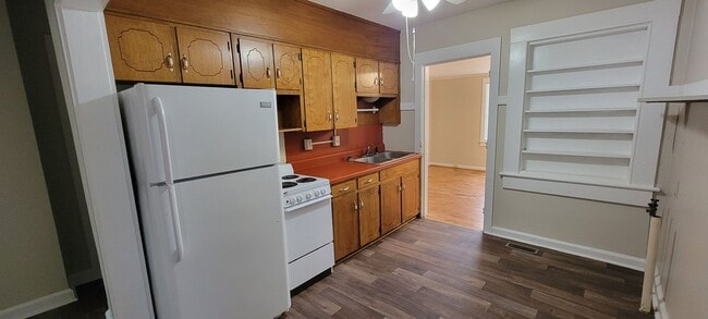 Building Photo - 1307 E 10th St