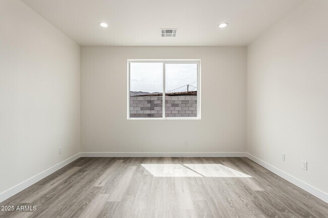 Building Photo - 949 E Desert Ln