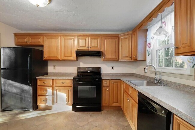 Building Photo - Well maintained, 3 Bedroom single family h...