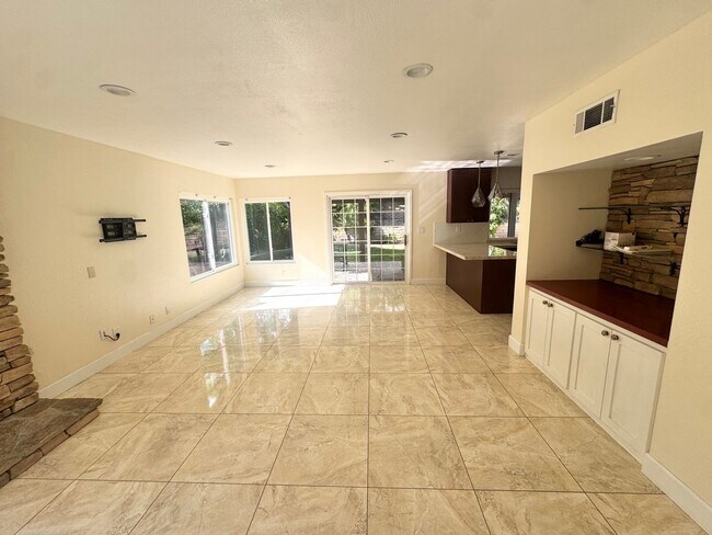 Building Photo - Rare opportunity spacious remodeled Camarillo Home on cul-de-sac with Electricity included!