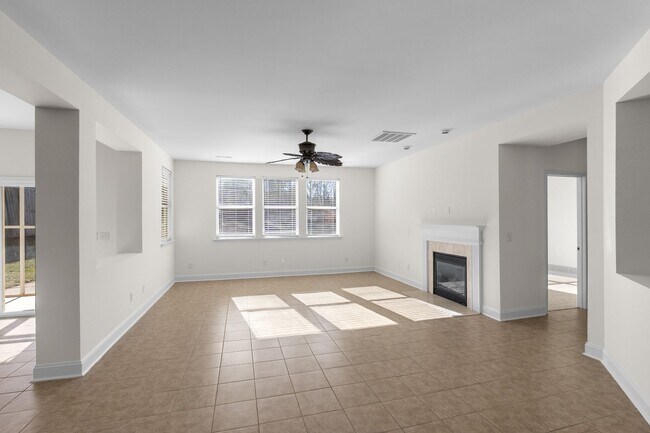 Building Photo - Immaculate 5-bedroom Paradise!