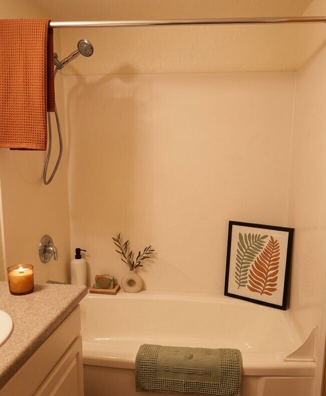 Building Photo - Queen Anne 1-Bedroom Apartment for Rent |  Pet Friendly & On-Site Laundry in Quiet 4-Unit Building