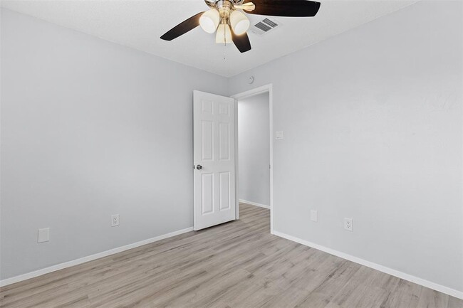 Building Photo - 618 Rollingway Dr