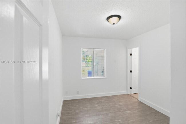 Building Photo - 921 NW 5th Ave