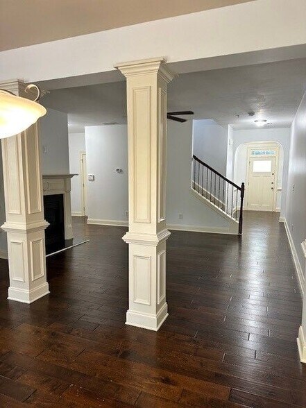 Building Photo - 2249 Knoxhill View