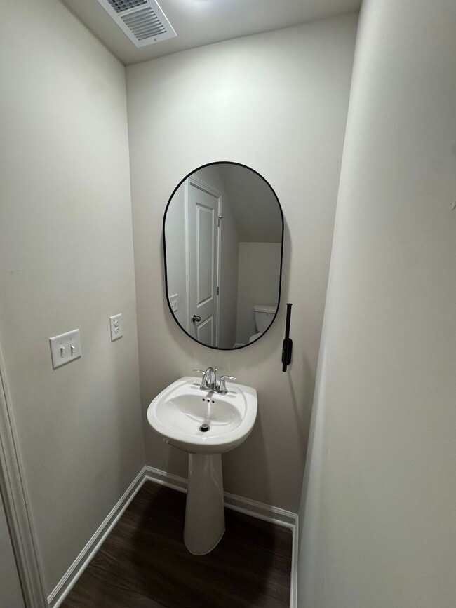 Building Photo - 5 Bedroom Home in Meadow Springs