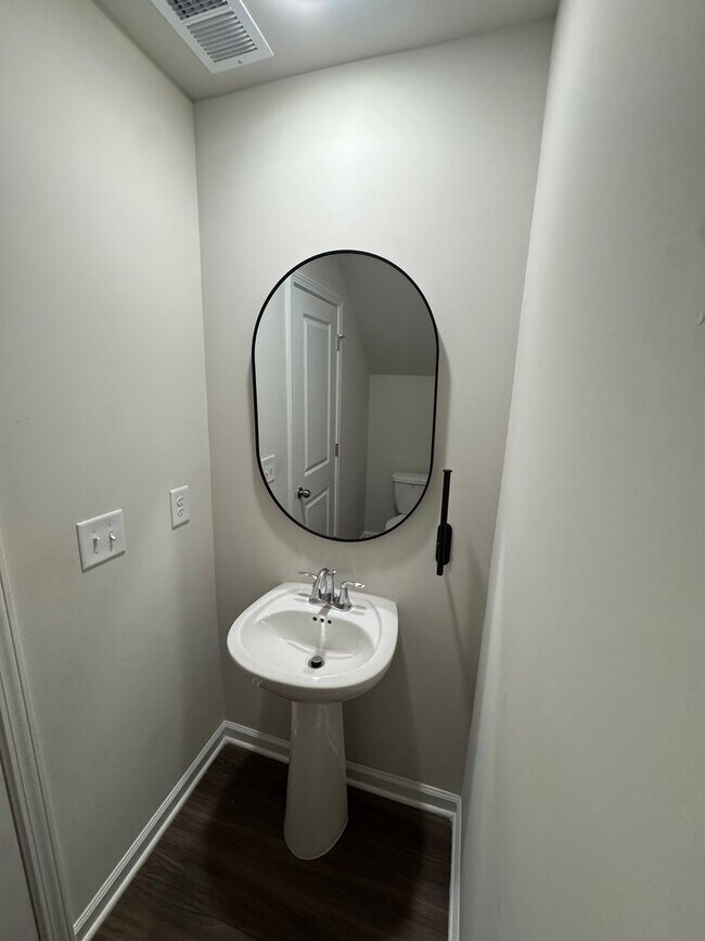 Building Photo - 5BR w/ Backyard & Driveway in Camden, SC