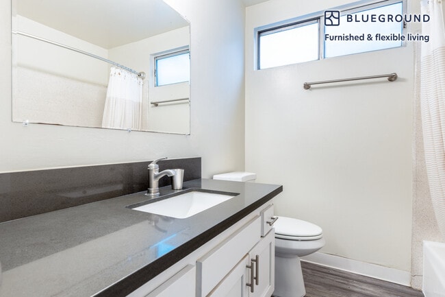 Building Photo - 311 S Doheny Dr