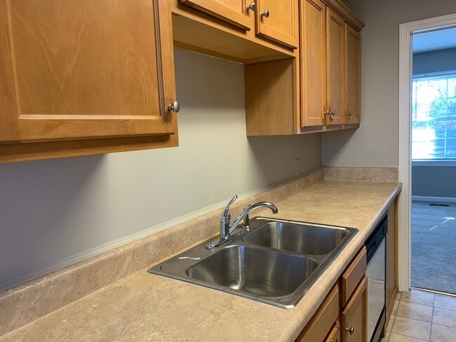 Building Photo - Four Seasons Area, 3 Bedrooms Plus Office, Fire Place, Convenient to Mall & Interstates.