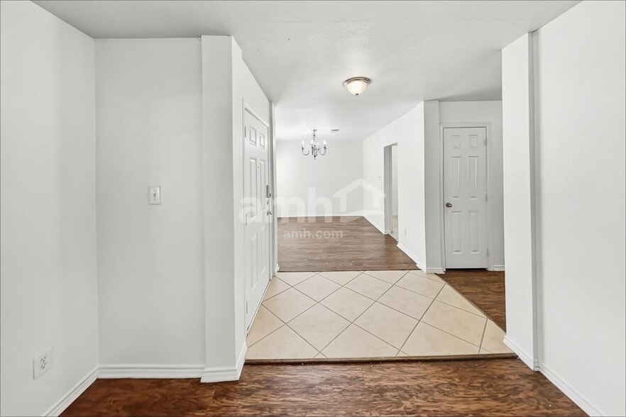Building Photo - 11011 Pierce Valley Dr