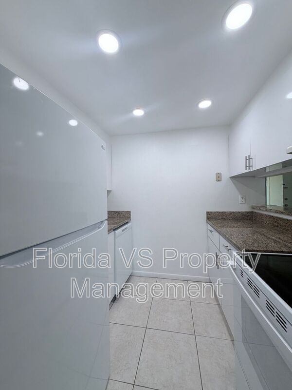 Building Photo - 925 W Oak Ridge Rd