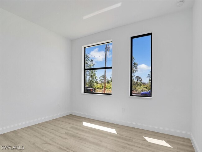 Building Photo - 633 Cane St E