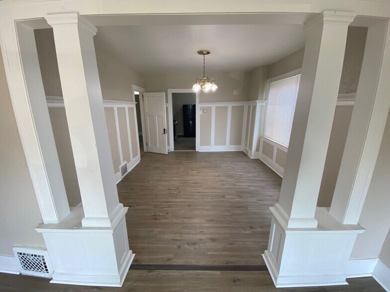 Building Photo - 4840 St Clair St