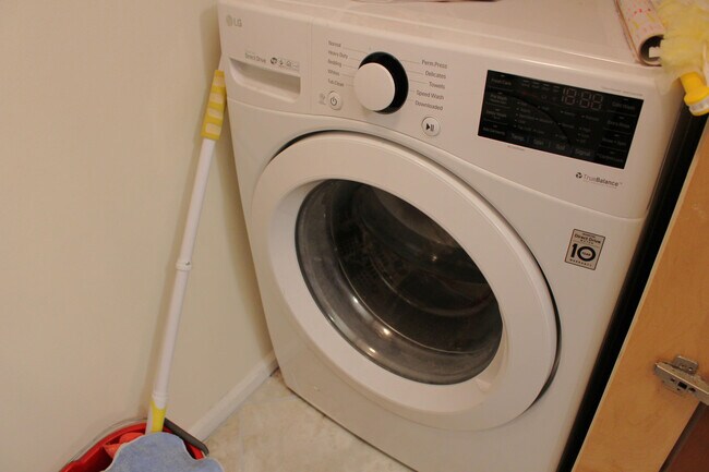 Building Photo - 1000 Scotia Dr