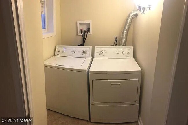 Building Photo - 3 Bedroom 2 Bath in Sparrows Point