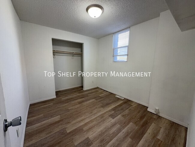 Building Photo - 1513 Des Moines St