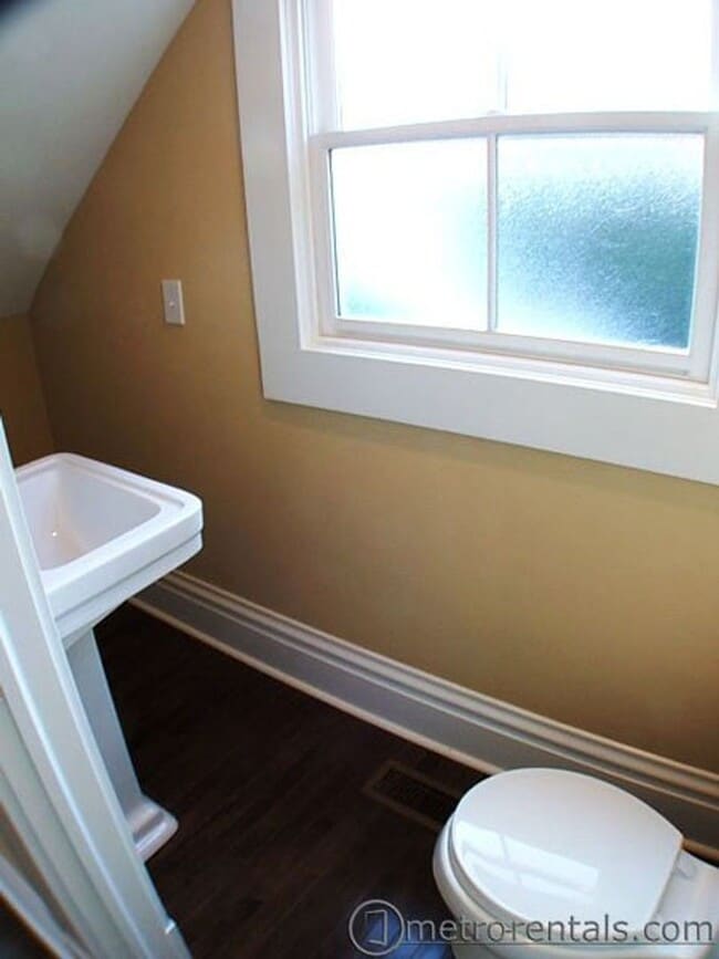 Building Photo - 264 E Kossuth St