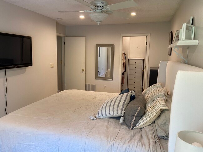 Building Photo - 3620 Independence Ave S