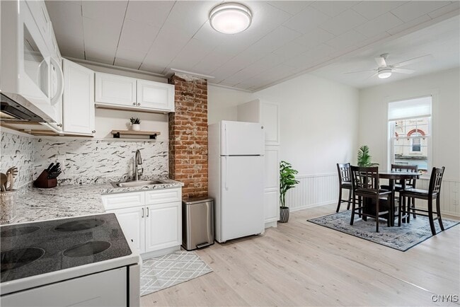 Building Photo - 16 College St