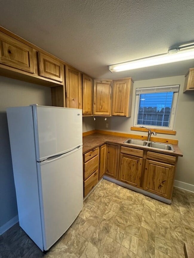 Building Photo - NW Bend Cottage! 1 pet considered!