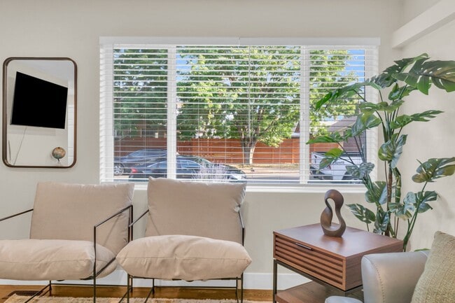 Building Photo - Fully Furnished Sunnyside Townhome | All-Inclusive | Flexible Stays