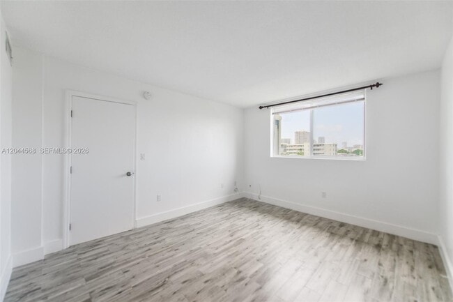 Building Photo - 2851 Leonard Dr