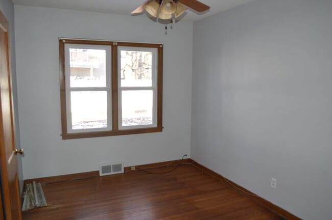 Building Photo - 3 Bedroom House