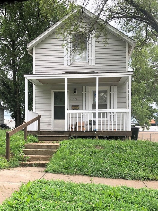 Building Photo - 3 Bed, 1 Bath House - Home OFFICE!!