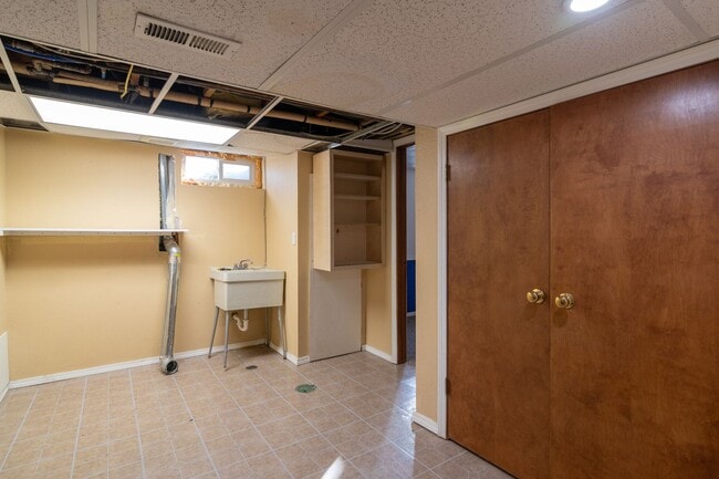 Building Photo - 5 Bed 2 Bath Home Available in Spokane Val...