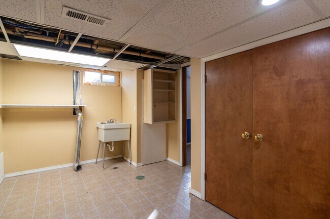 Building Photo - 5 Bed 2 Bath Home Available in Spokane Valley!