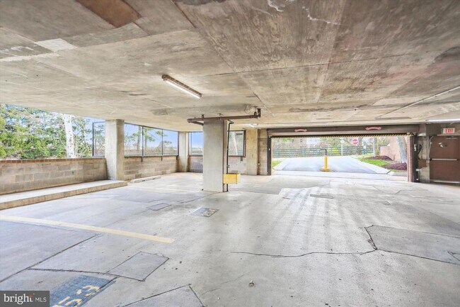 Building Photo - 10101 Grosvenor Pl