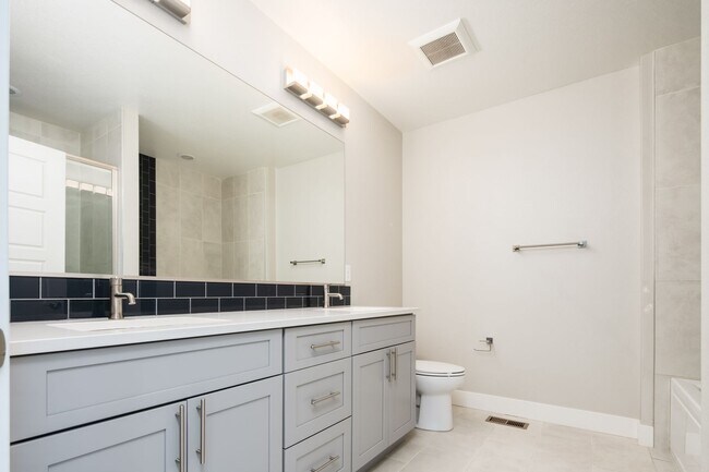 Building Photo - Modern 3 bed / 4 bath, 3 story townhome!