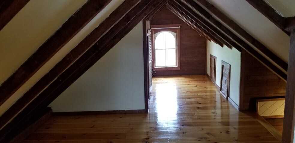 Building Photo - 128 Pleasant St