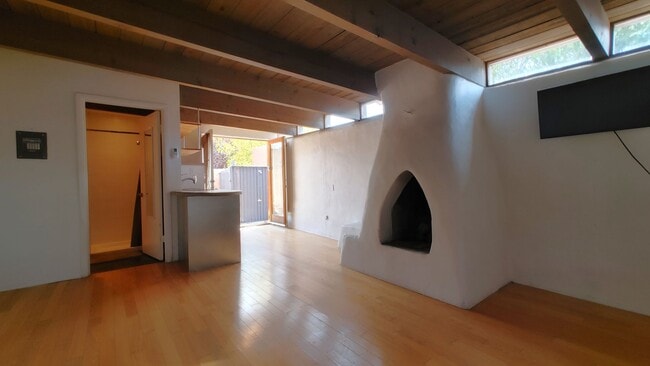 Building Photo - 1st Month Free! Old Town Charm! 2 Bedroom ...