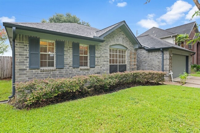 Building Photo - 211 Scarlet Maple Dr