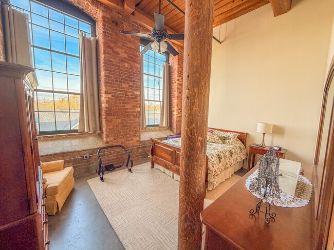 Building Photo - 328 Mills Ave