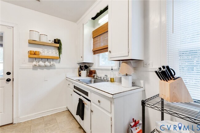 Building Photo - 2103 Pinetree Dr