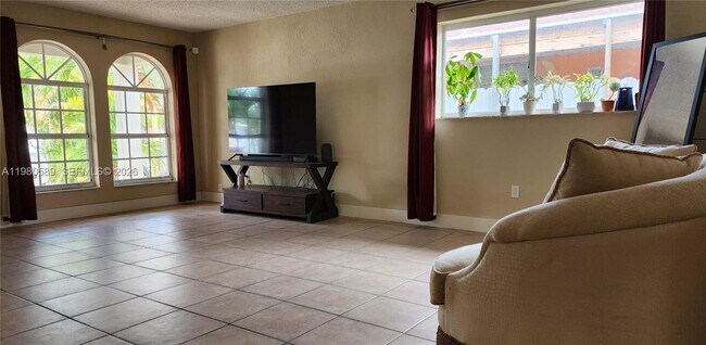 Building Photo - 880 E 26th St