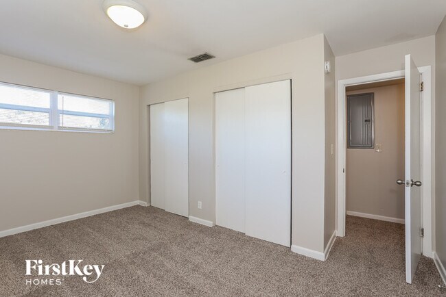 Building Photo - 262 Claudia Dr